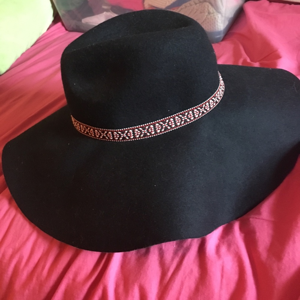 American Eagle black flowy hat