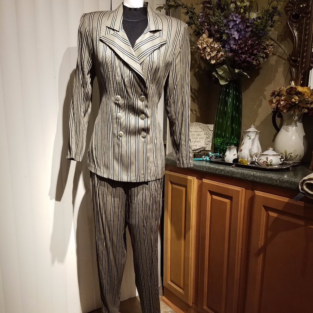 IN MODA Sharp Modern day Women's Pant Suit