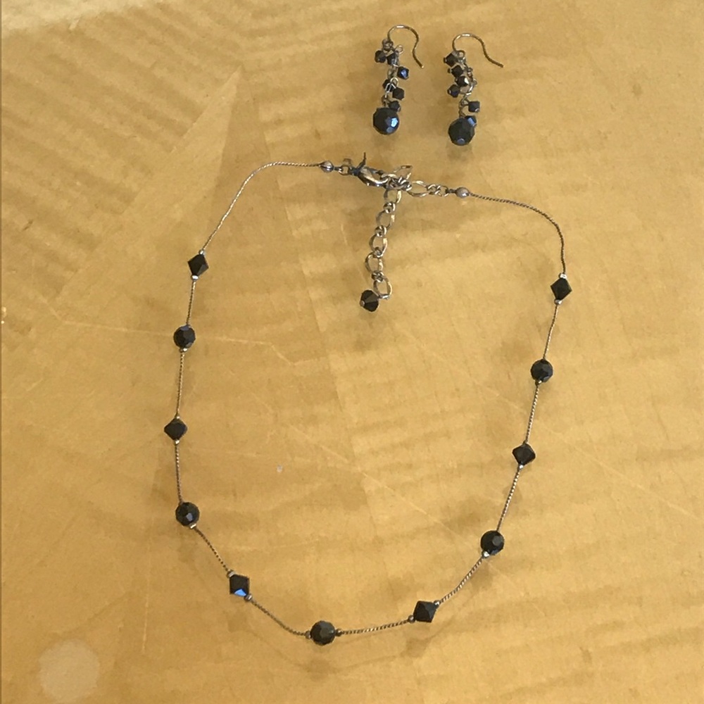 Necklace and earrings set.