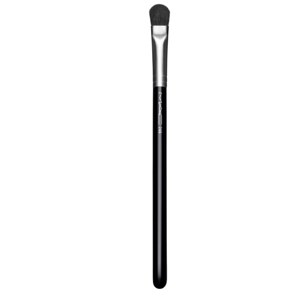 New M·A·C 246 Synthetic Fluffy Eye Brush FULL SIZE - Picture 1 of 4