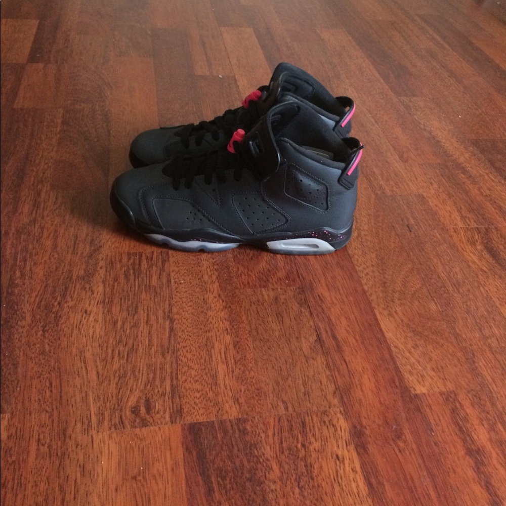 Sz 6 Jordan retro 6s black and pink