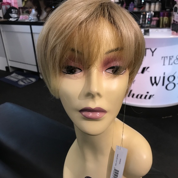 Blonde Wig short dark roots too blonde short wig