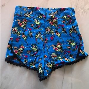 Flowy high waisted floral shorts size M