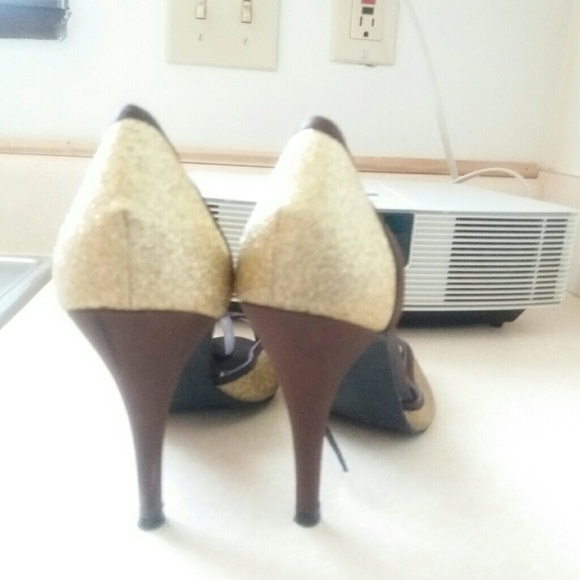 Gold & tan peep toe heels 8 - Picture 3 of 4