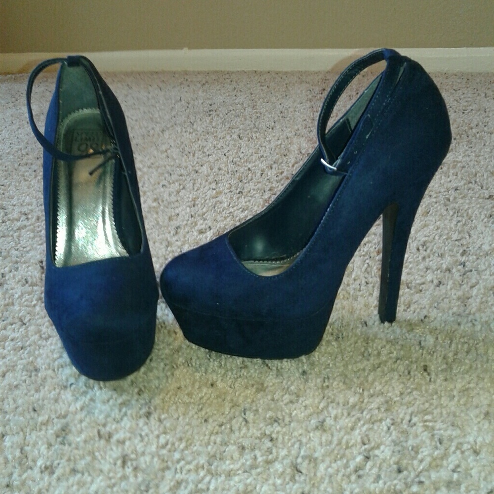 Navy blue pumps