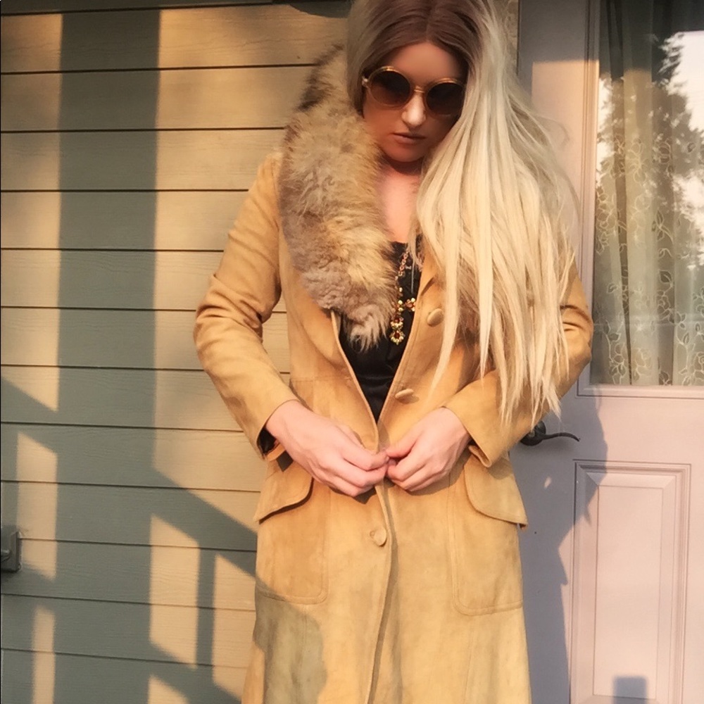Vintage coat, so unique and gorgeous!