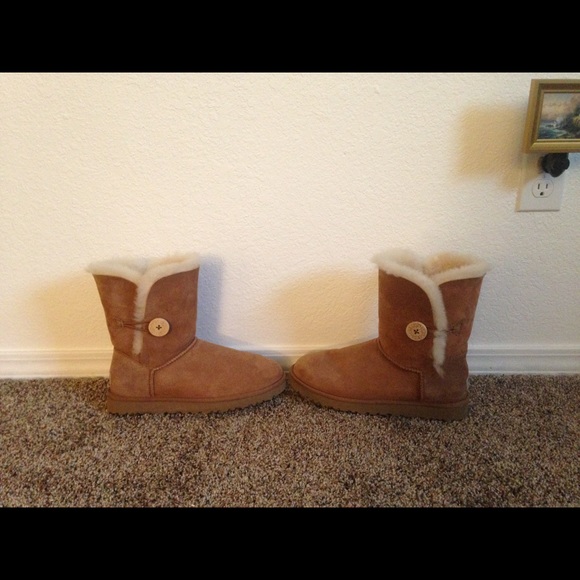 SOLD UGG Australian Bailey Button Boots & Care Kit - Picture 7 of 7