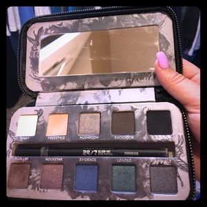 Smoked Urban Decay eye shadow pallet