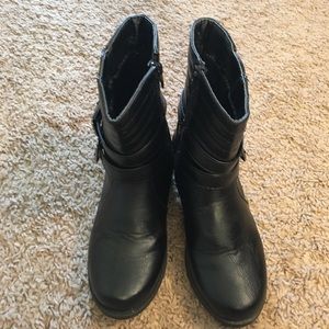 Girl's black boots
