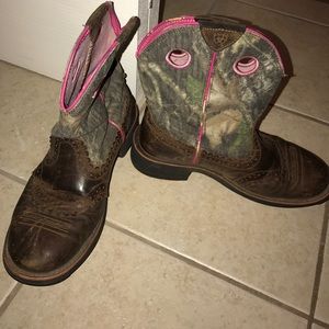 8.5 Camo/Pink Ariat Boots