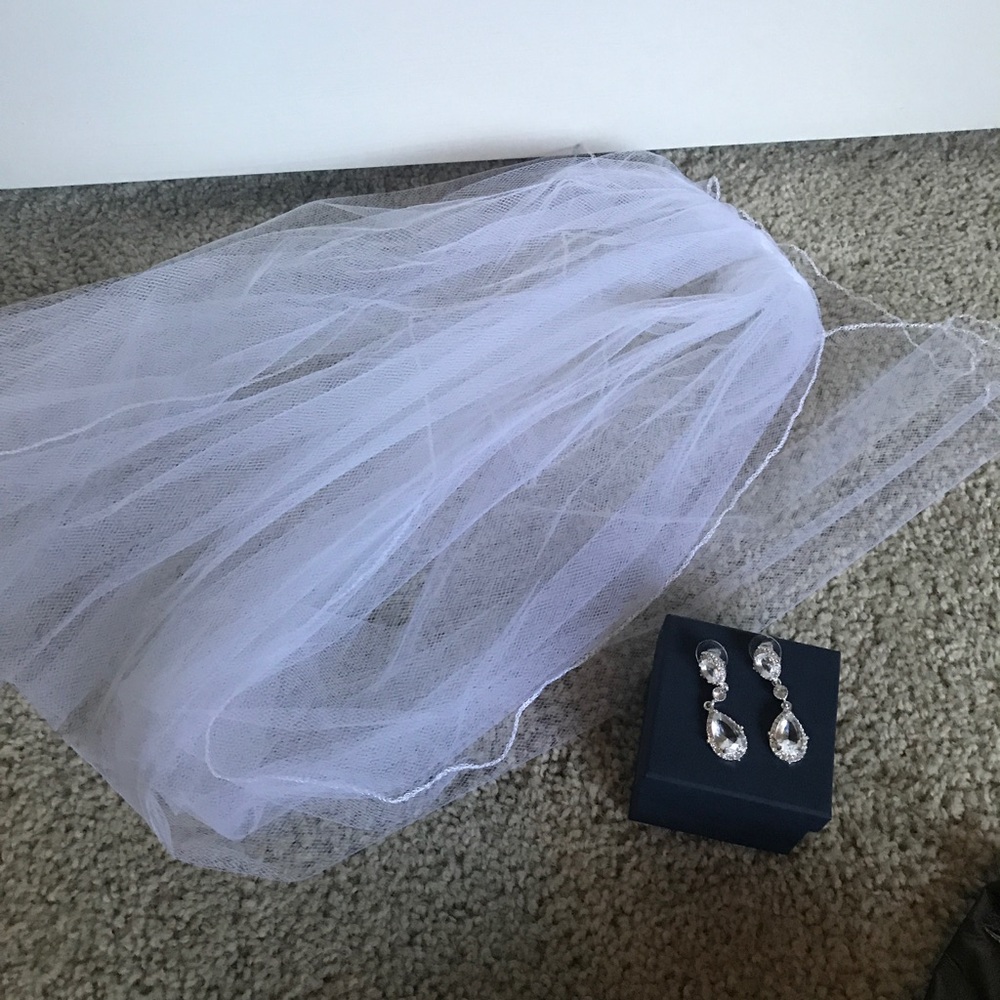 Short veil and earrings-WEDDING