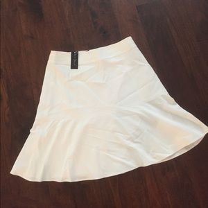 🛒 🛍White House / Black market  white skirt