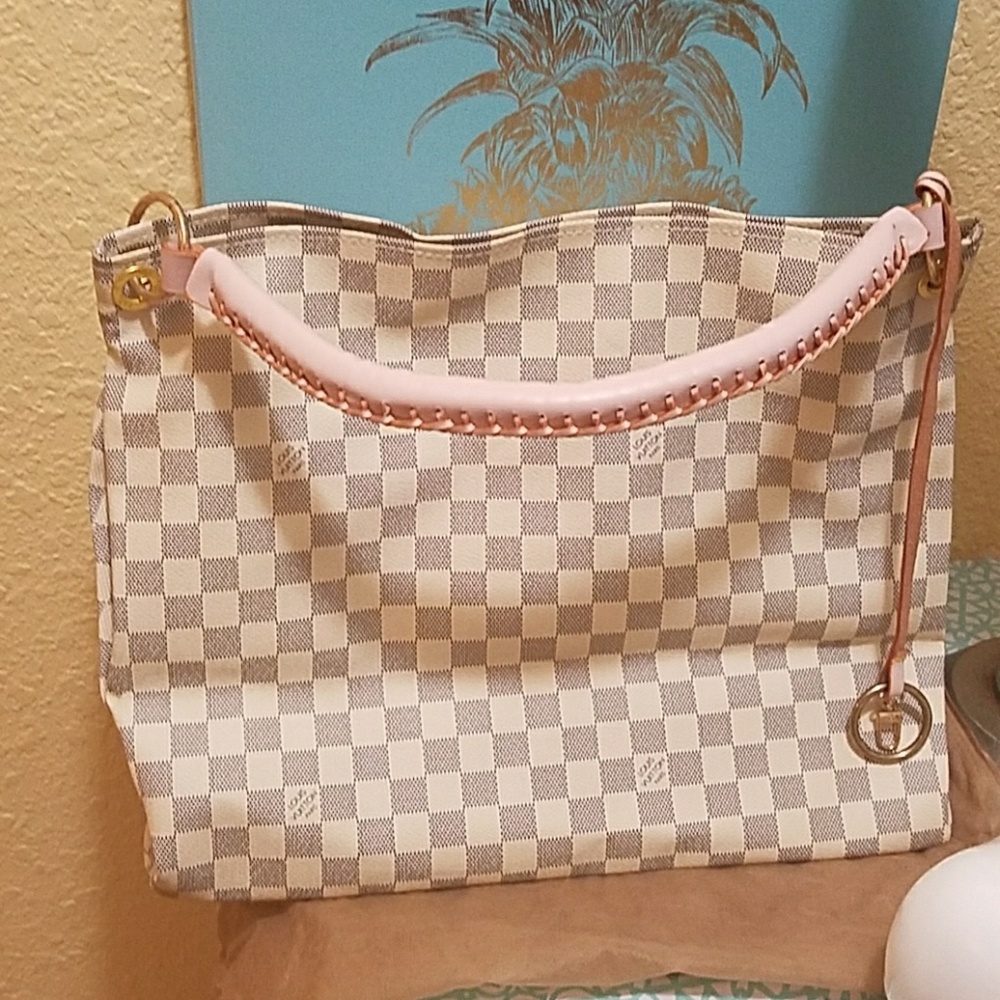 Shoulder handbag