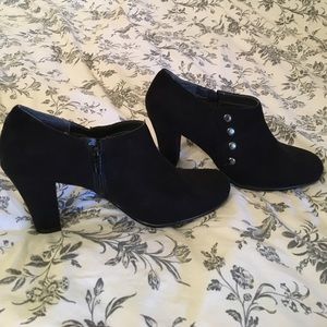 Cute black low rise bootie.