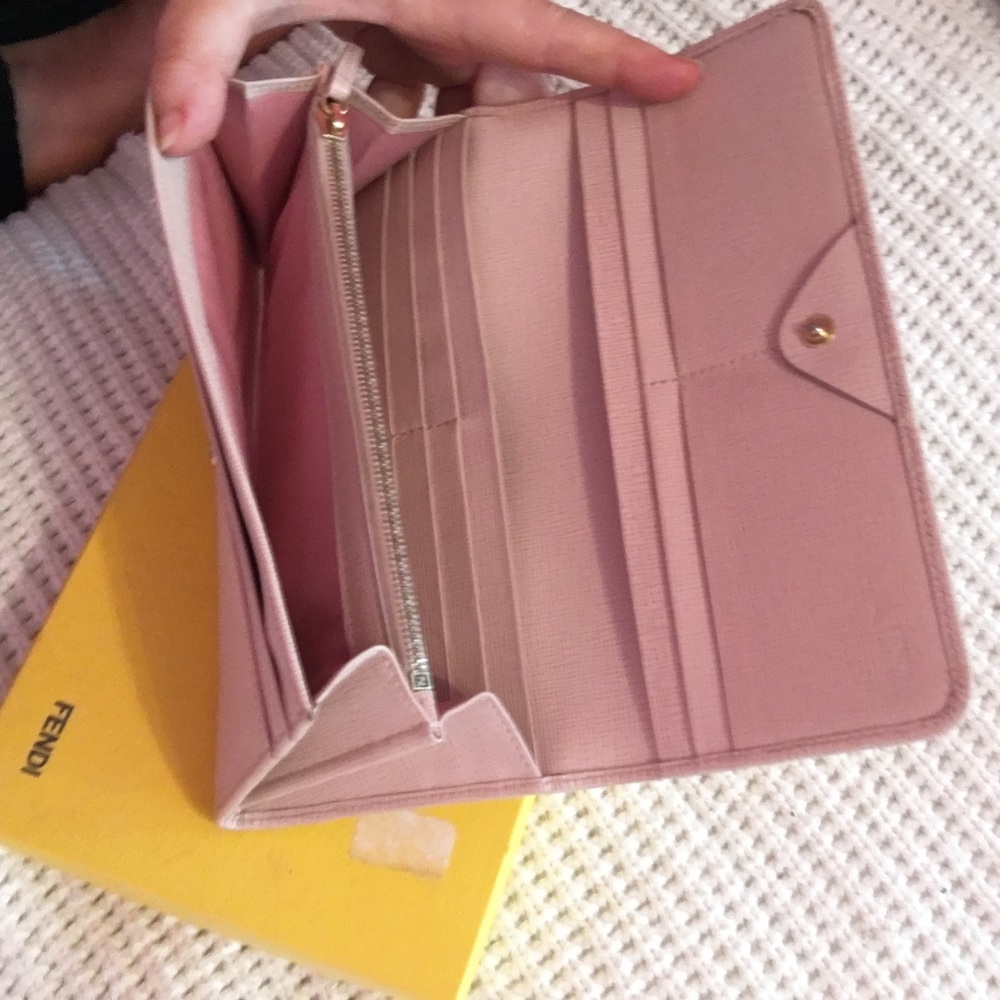 Authentic Fendi Wallet in Blush Leather - Picture 2 of 8