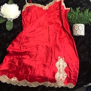 SOLD ON Ⓜ️. NWT VS SLIP! Large never worn