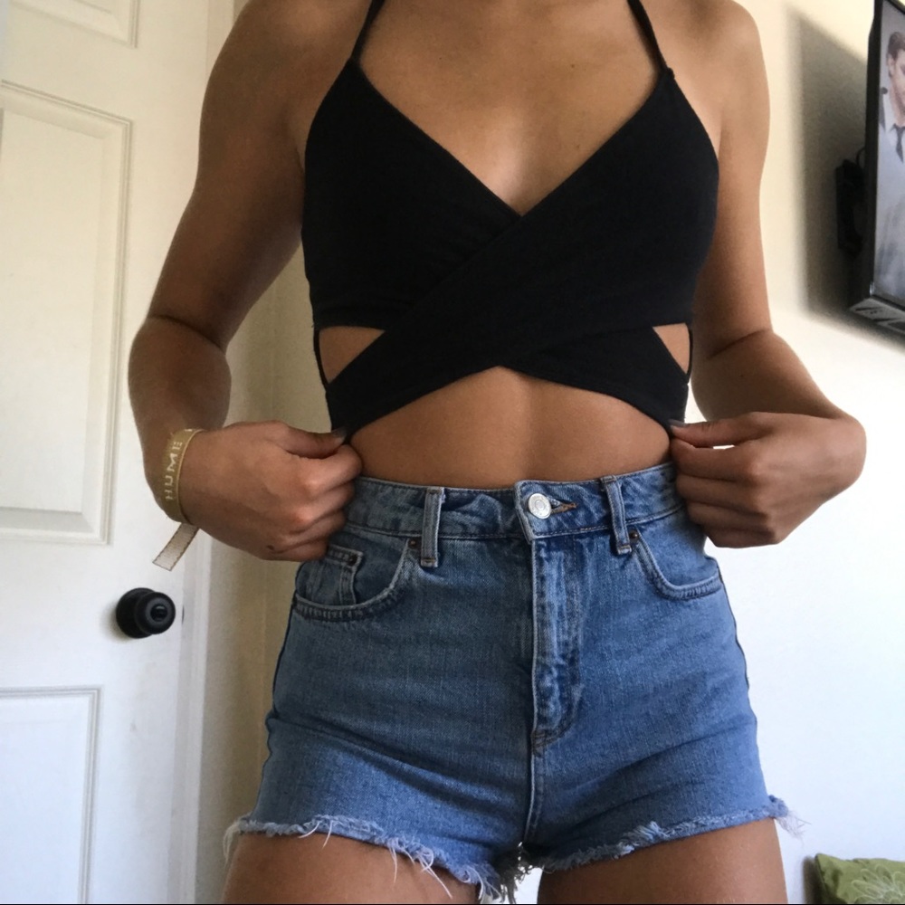 Black wrap crop