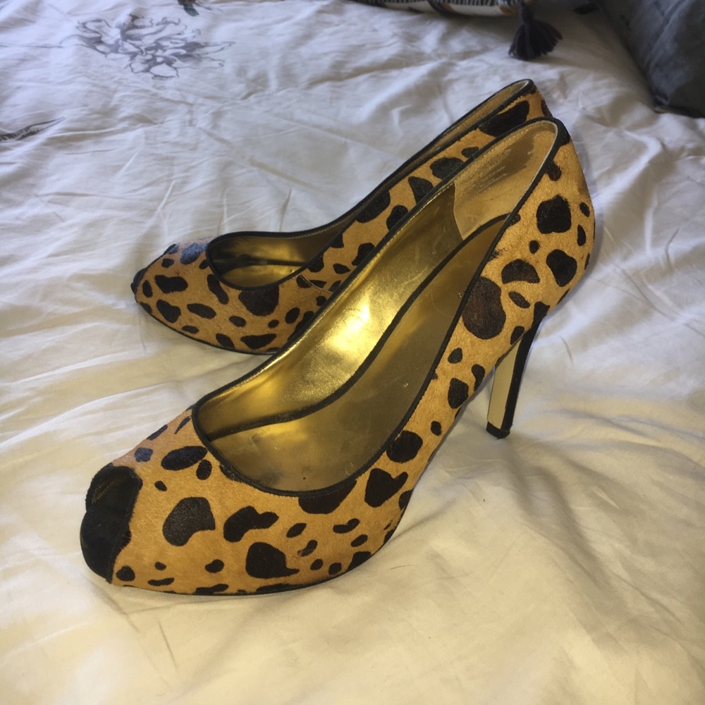Guess leopard print peep toe pumps size 9M