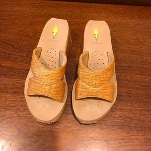 Size 9 Women's Volatile's