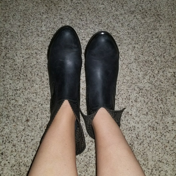 NWOT UGG heeled boots - Picture 2 of 8