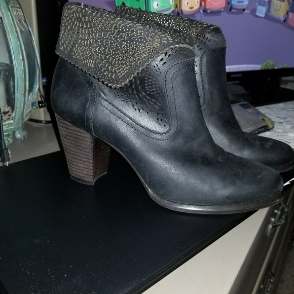 NWOT UGG heeled boots - Picture 7 of 8