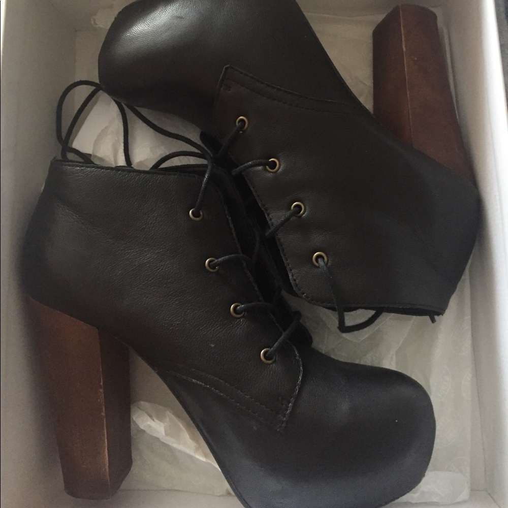 Lace up ankle bootie
