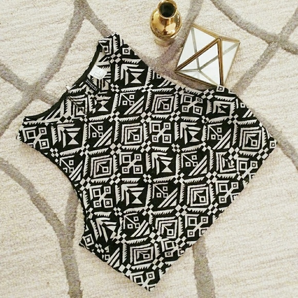 Divided Tops - H&M Fitted, tailored B&W tribal pattern crop top