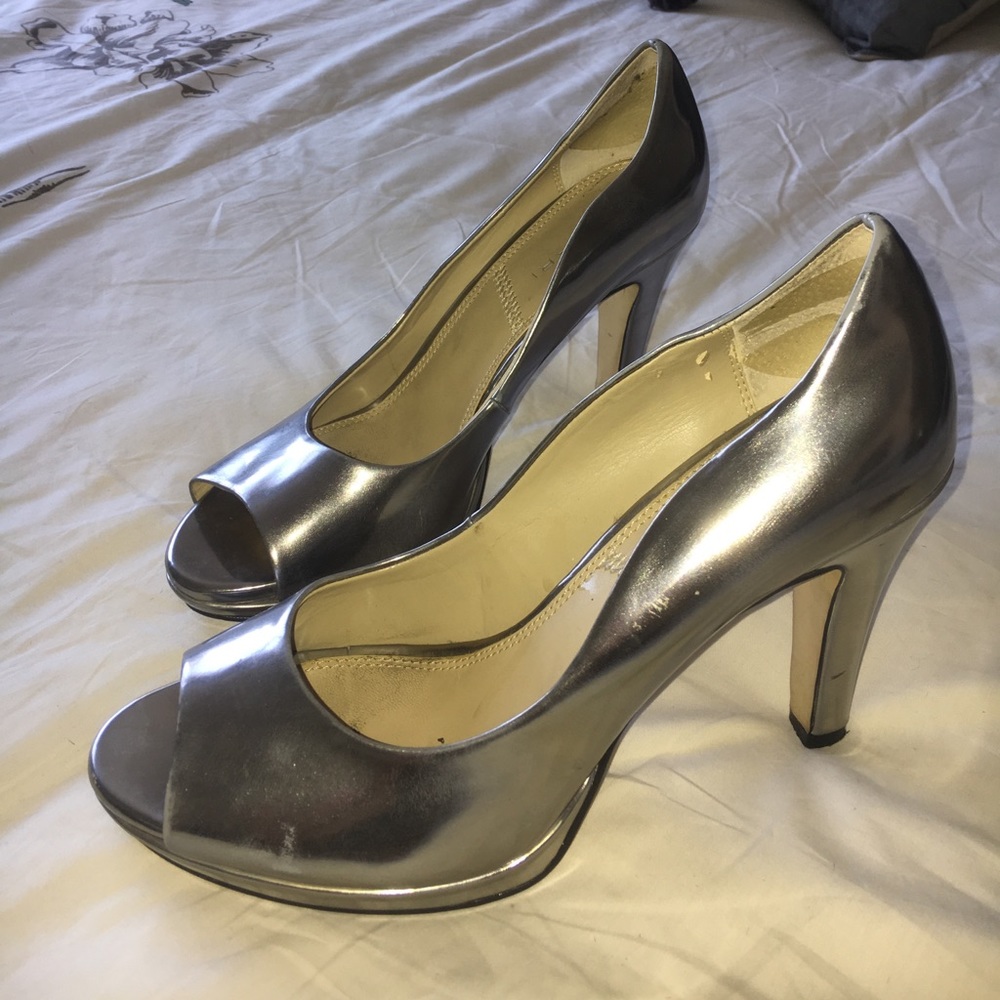 Tahari silver peep toe pumps size 10M