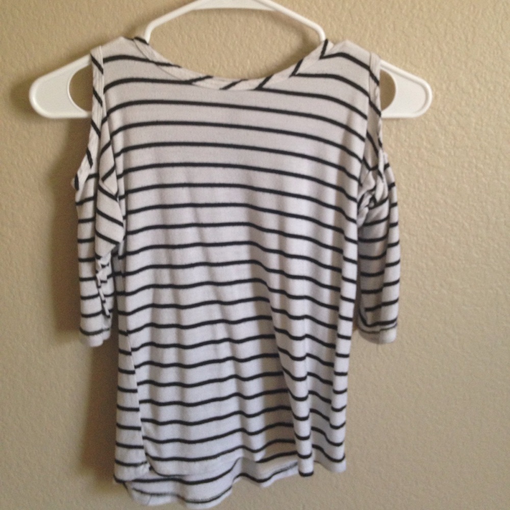 Cute striped "no-shoulder" top.