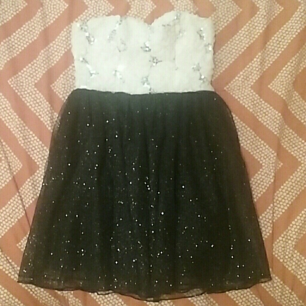 Homecoming or wedding dress