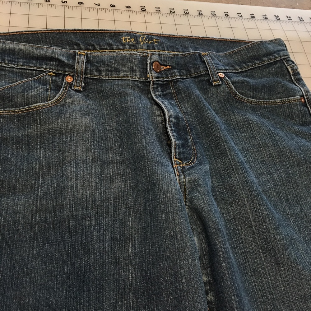 The flirt jeans Old Navy Size 16 short blue jeans