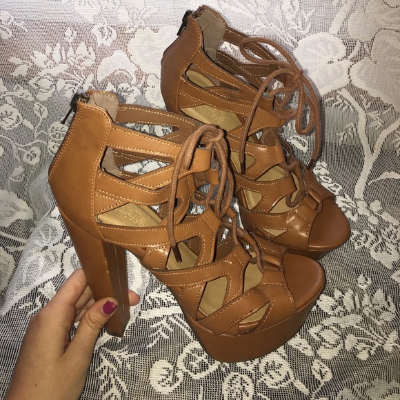 Tan lace up heels - Picture 2 of 5