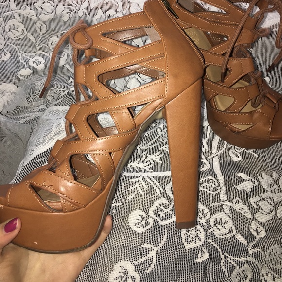 Tan lace up heels - Picture 4 of 5