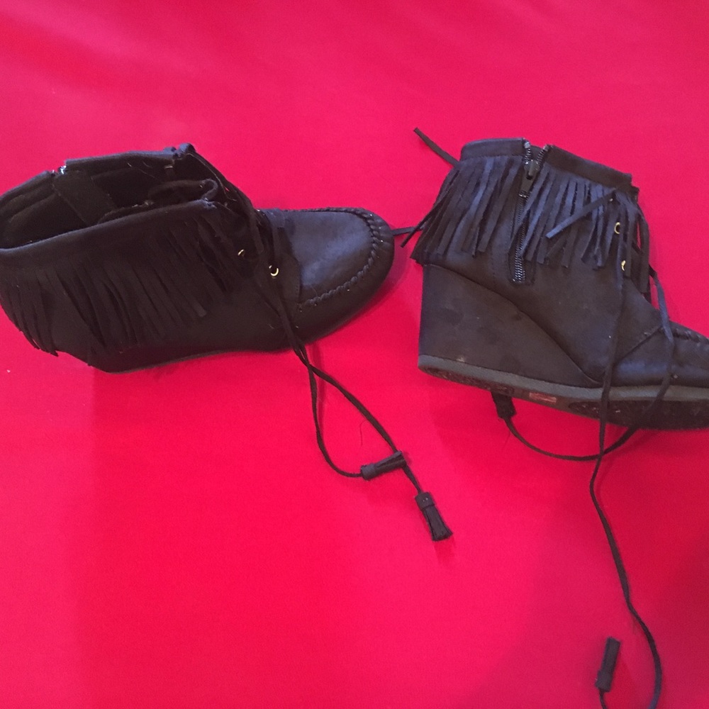 Fake suede fringe boot wedges