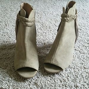 Xoxo tan Opened toe booties!  8