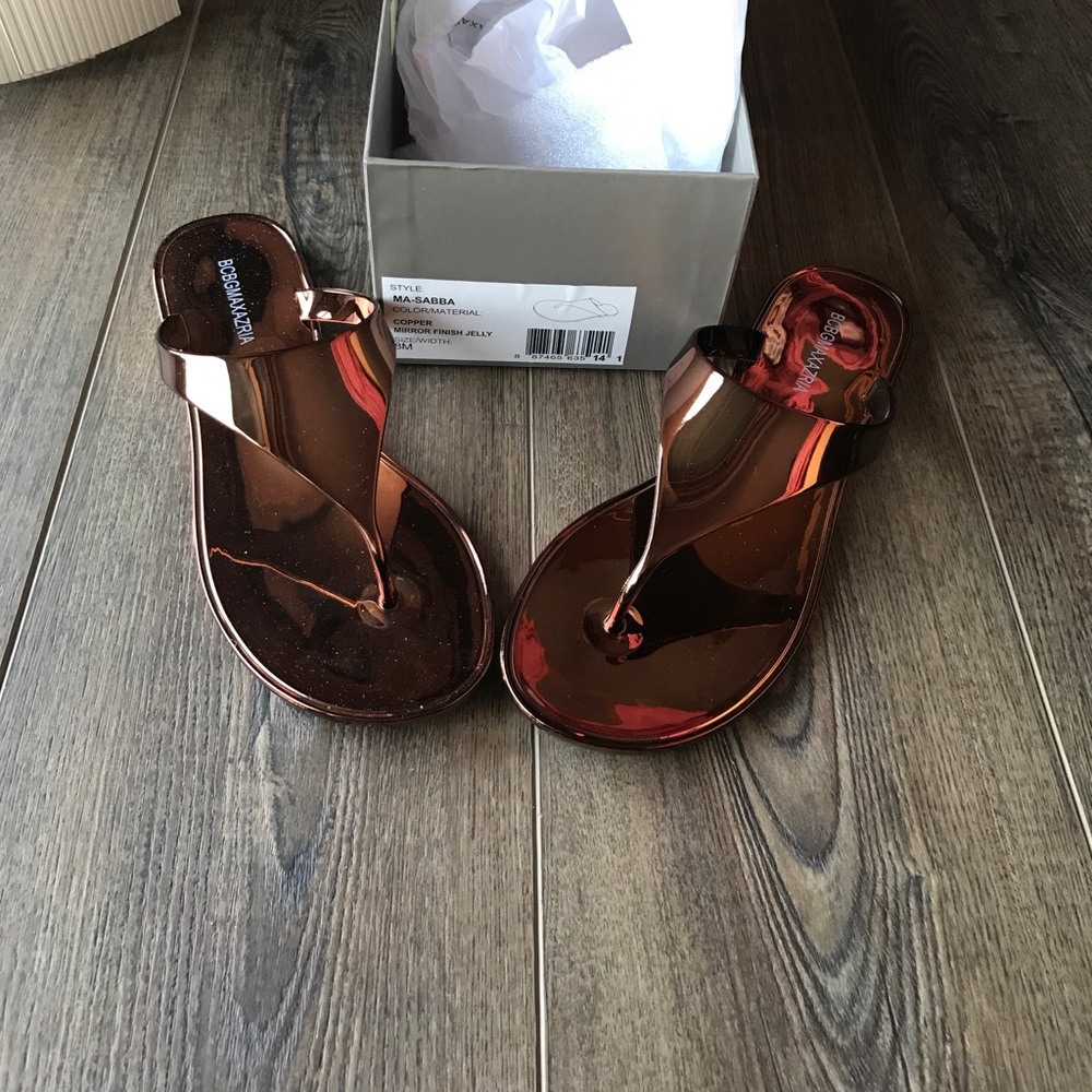 BCBG maxzaria brand new flip flops in copper