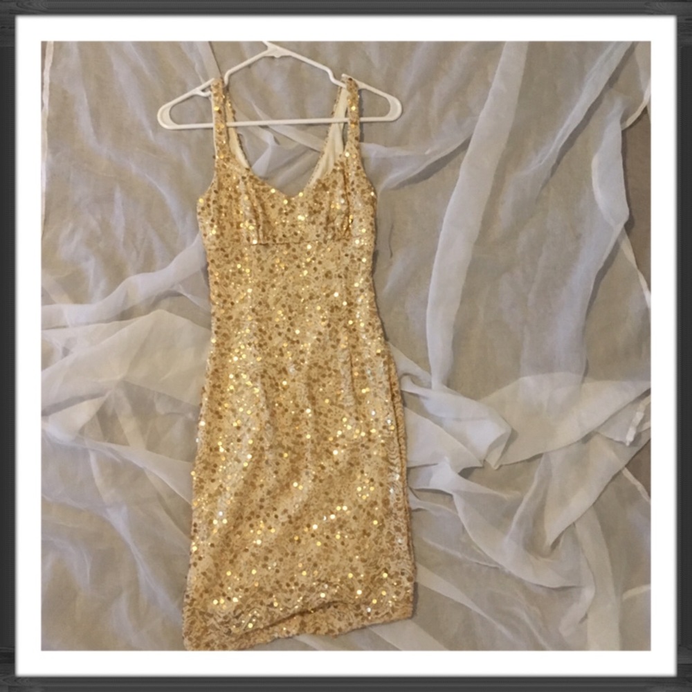 Mystic Dress shell and gold sz small
