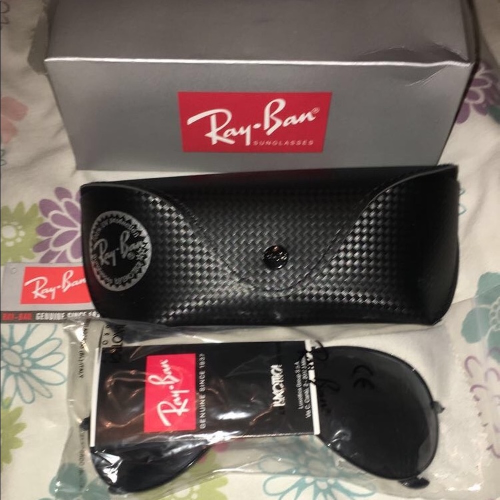 AUTHENTIC RAYBAN AVIATORS W BLACK CASE