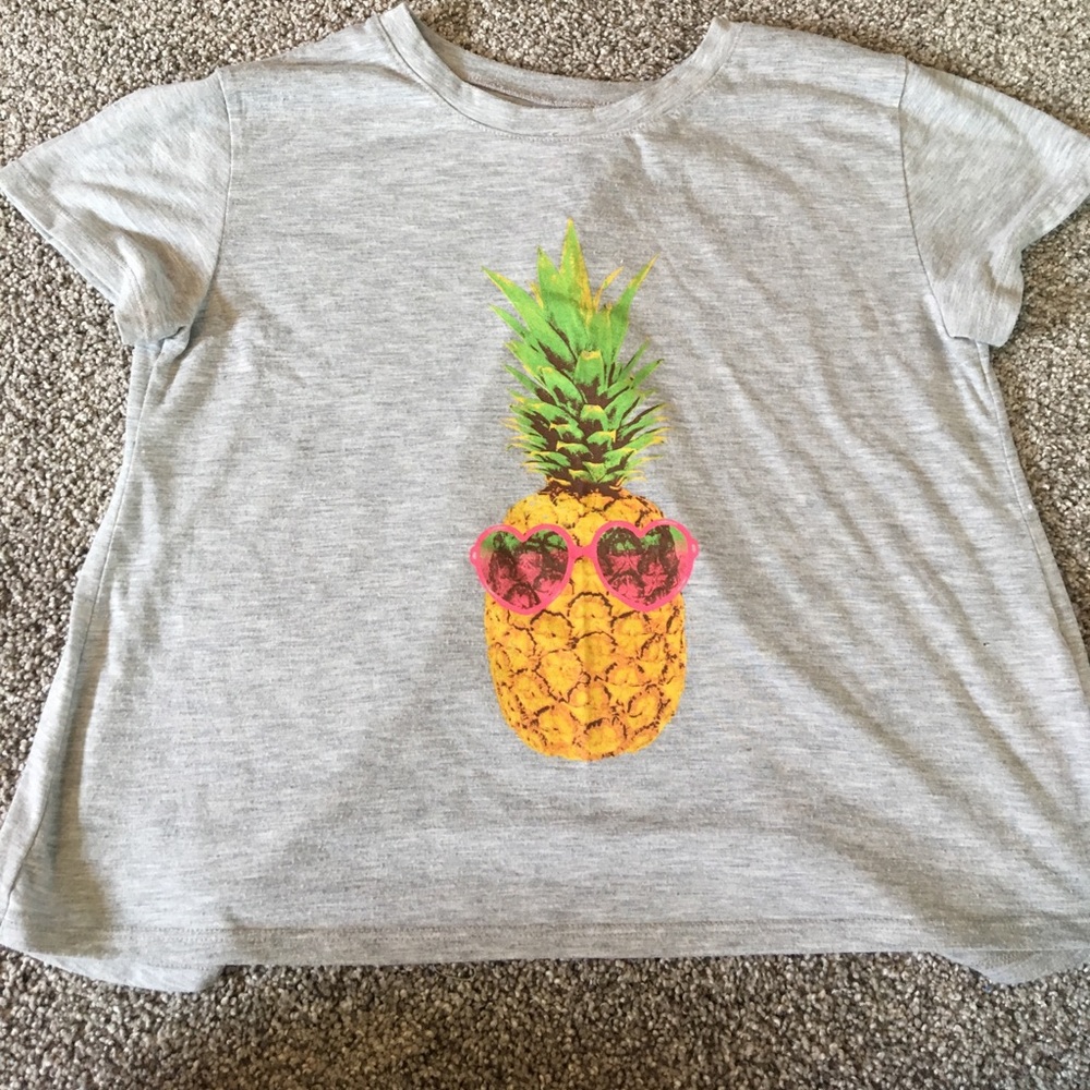 Pineapple tee with slit in back size S
