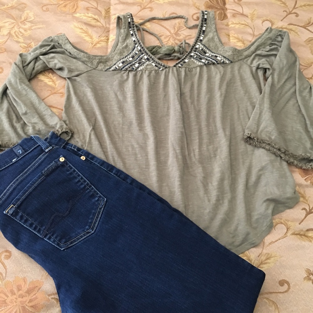 Beautiful cold shoulder top💘
