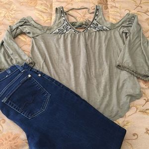 Beautiful cold shoulder top💘