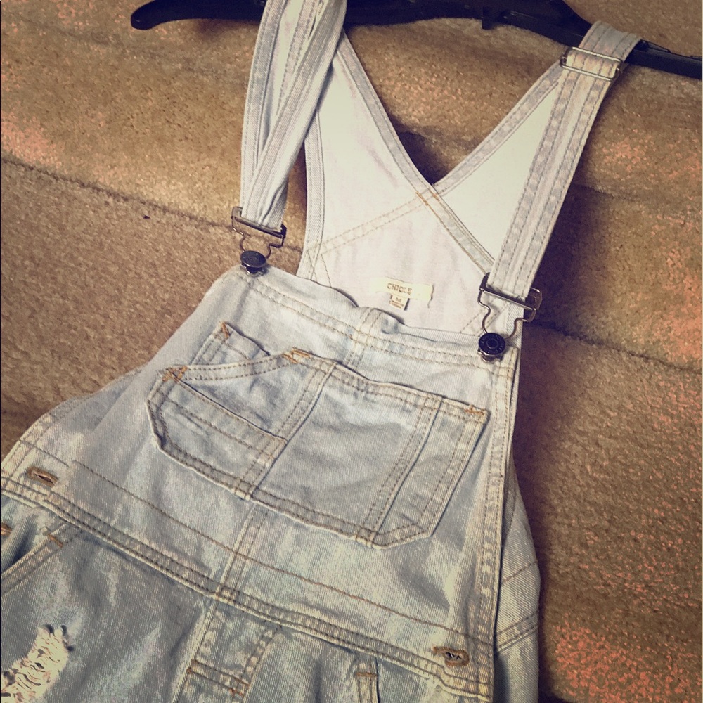 DISTRESSED LIGHT WASH OVERALL SHORTS