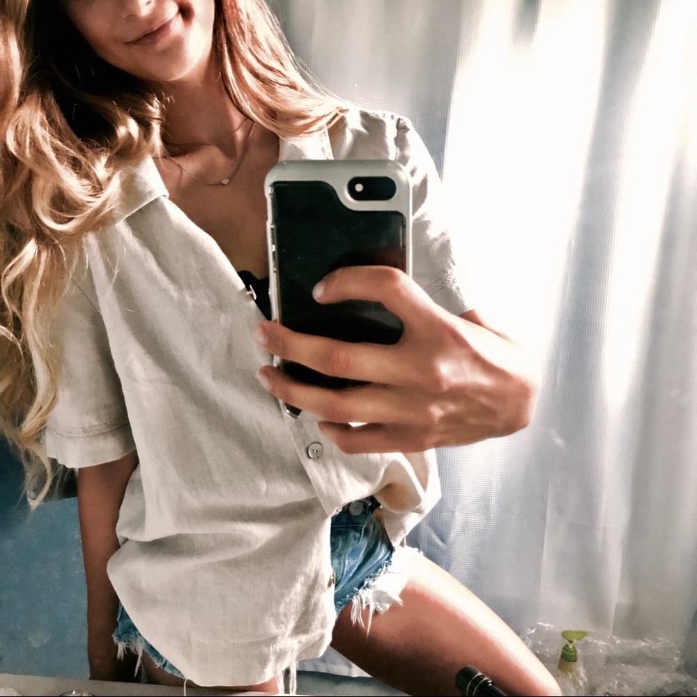 Extremely versatile button up top.