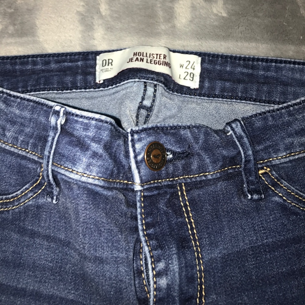 medium wash hollister jeggings!!