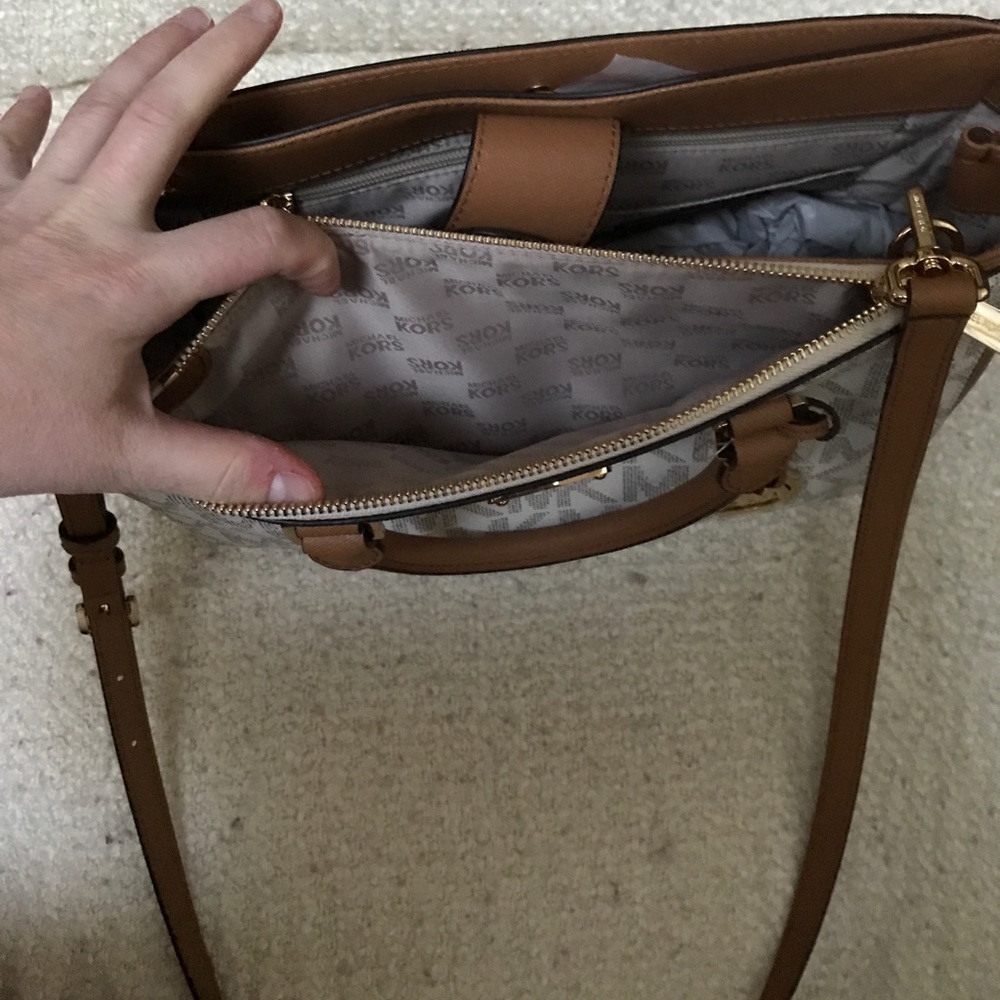 Brand new Michael Kors cross body signature purse - Picture 3 of 5