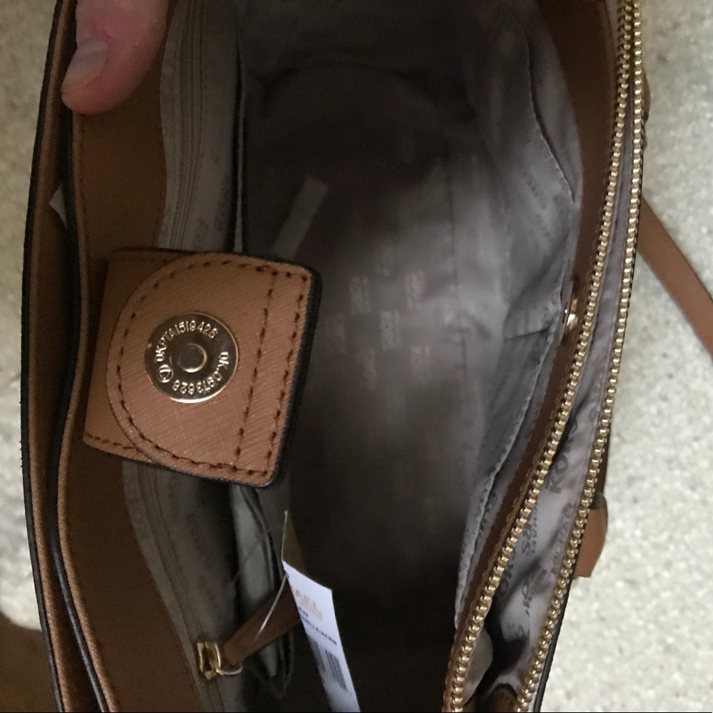 Brand new Michael Kors cross body signature purse - Picture 5 of 5