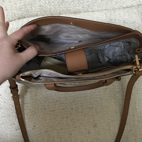 Brand new Michael Kors cross body signature purse - Picture 4 of 5