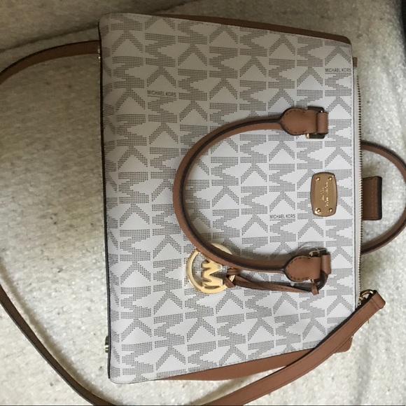 Michael Kors Handbags - Brand new Michael Kors cross body signature purse