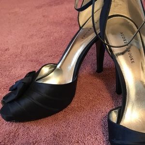 Drag Queen-Audrey Brooke peep toe bow navy shoes.