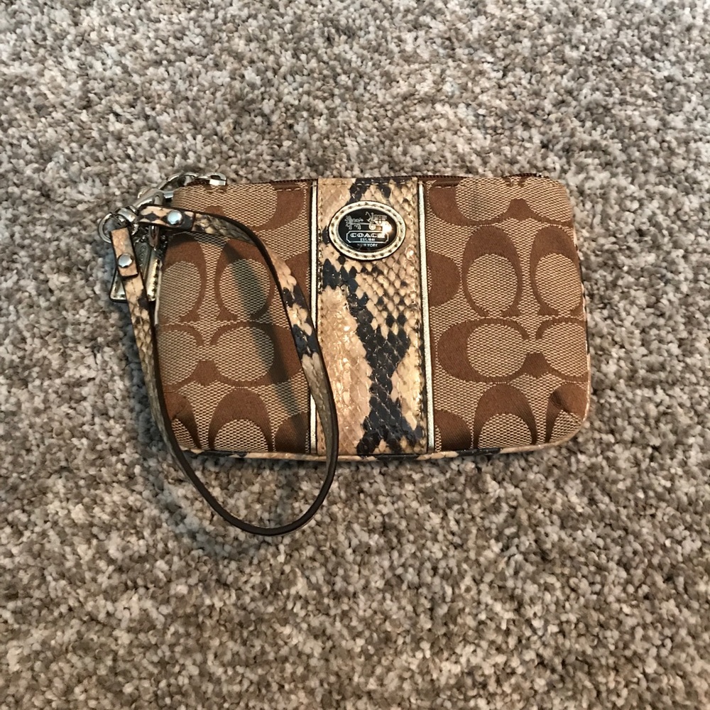 •Coach Wristlet•